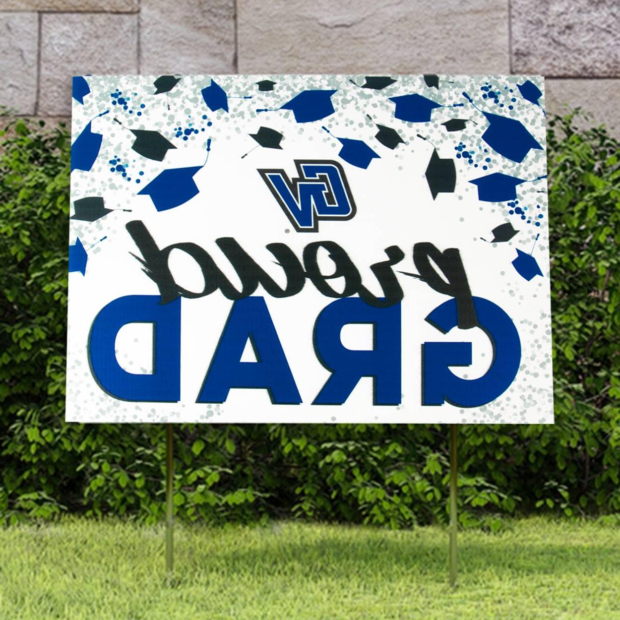 骄傲的GV毕业生院标志显示在草地与图形毕业生帽